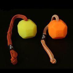 Balle Julius-K9® IDC®LUMINO jaune ou orange fluo avec poignée 60 mm